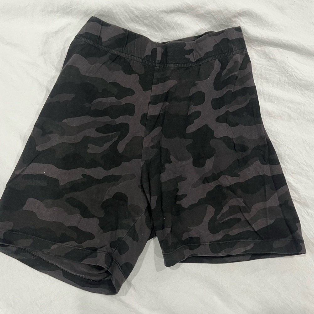 Black and grey camo biker shorts #camofashion